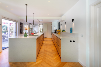Keuken massief eiken en Lime delight silestone blad
