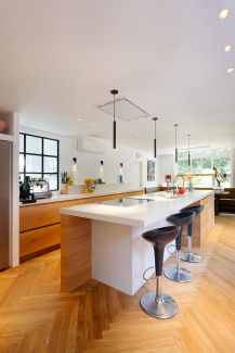 Keuken massief eiken en Lime delight silestone blad