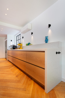 Keuken massief eiken en Lime delight silestone blad